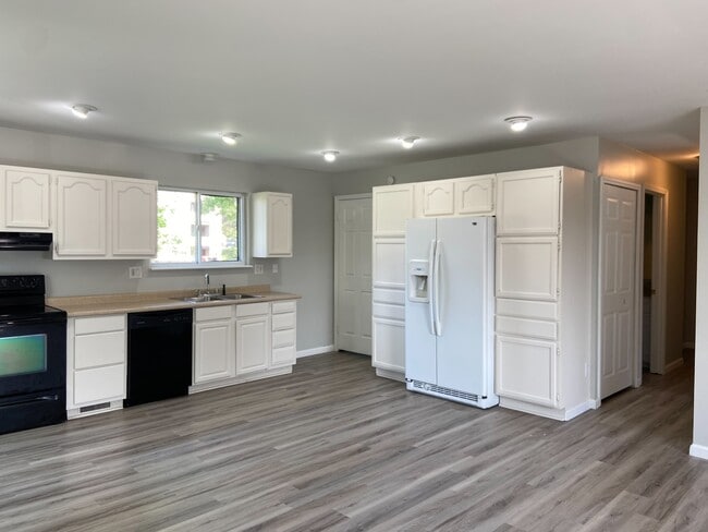 Kitchen - 734 S Walnut St
