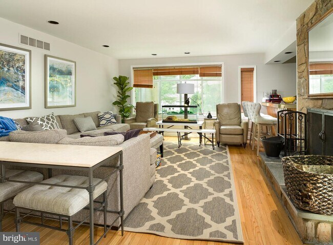 Foto del edificio - 880 Roscommon Rd