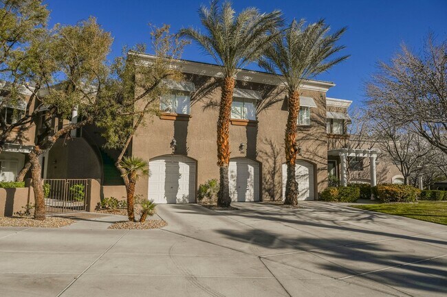 Foto del edificio - Beautiful 2 bd/2 bath condo in luxury gated Summerlin community ON TPC GOLF COURSE
