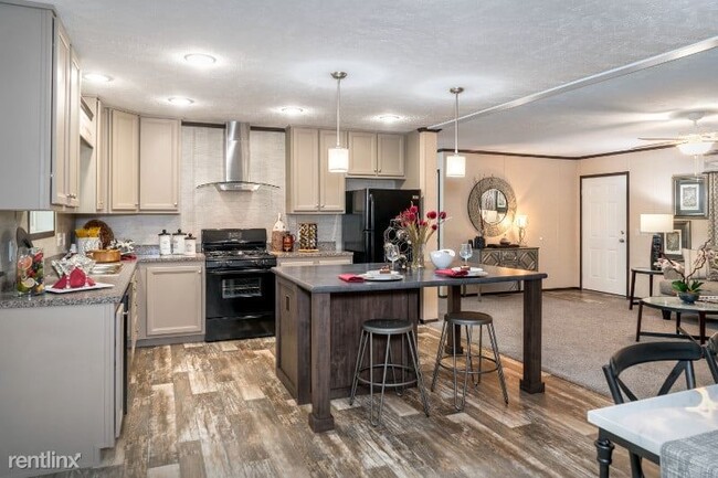 Building Photo - 20 Pineview Dr