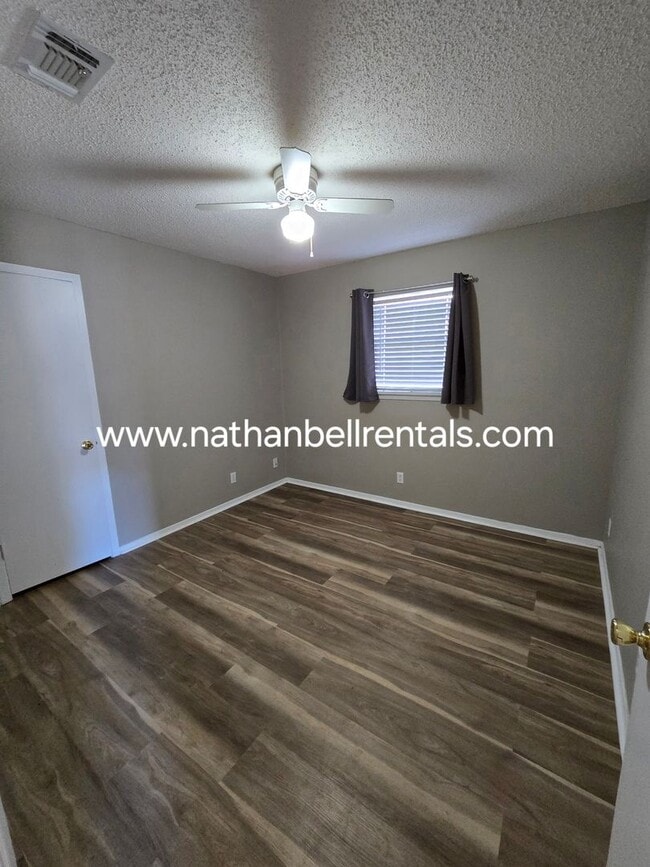 Building Photo - Single-Family Home: 3 Bed, 2 Bath