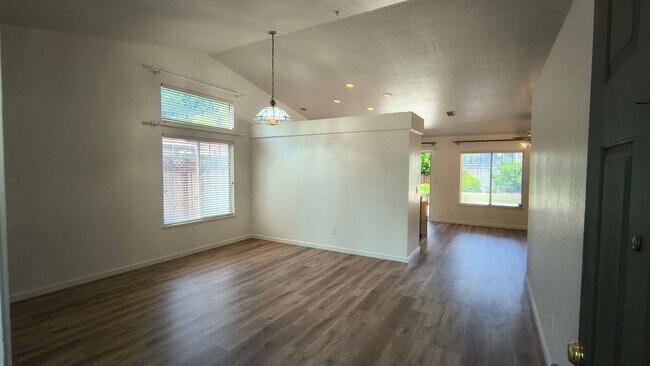 Foto del edificio - Brand New Flooring and FRESH Paint - SPACIOUS 3 BEDROOM HOUSE IN LIVERMORE!!!