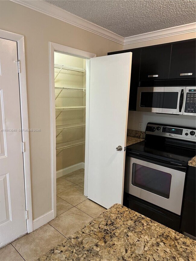 Foto del edificio - 4221 W McNab Rd