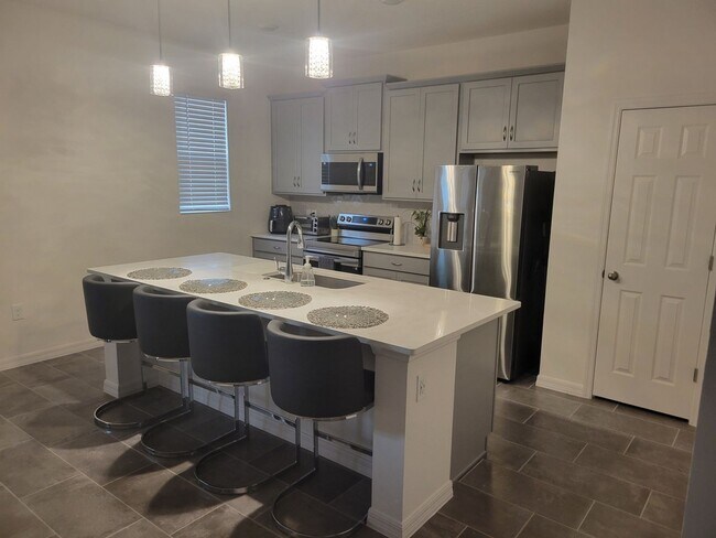 Building Photo - Spacious 4-bedroom/2.5-bathroom house (inc...