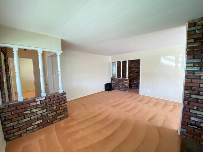 Building Photo - Three Bedroom Lakewood House For Rent!