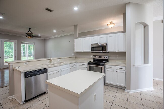 Building Photo - Stunning home in desirable neighborhood