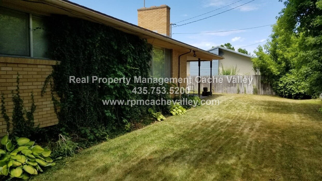 Building Photo - 4 bedroom home that is pet friendly! Available in May!