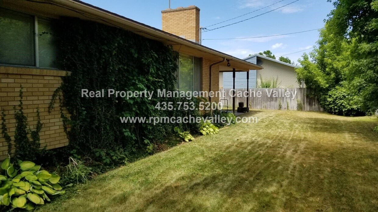 Foto del edificio - 4 bedroom home that is pet friendly! Available in May!