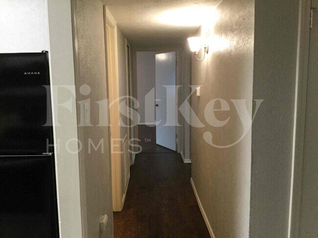 Foto del edificio - 717 Redbud Dr