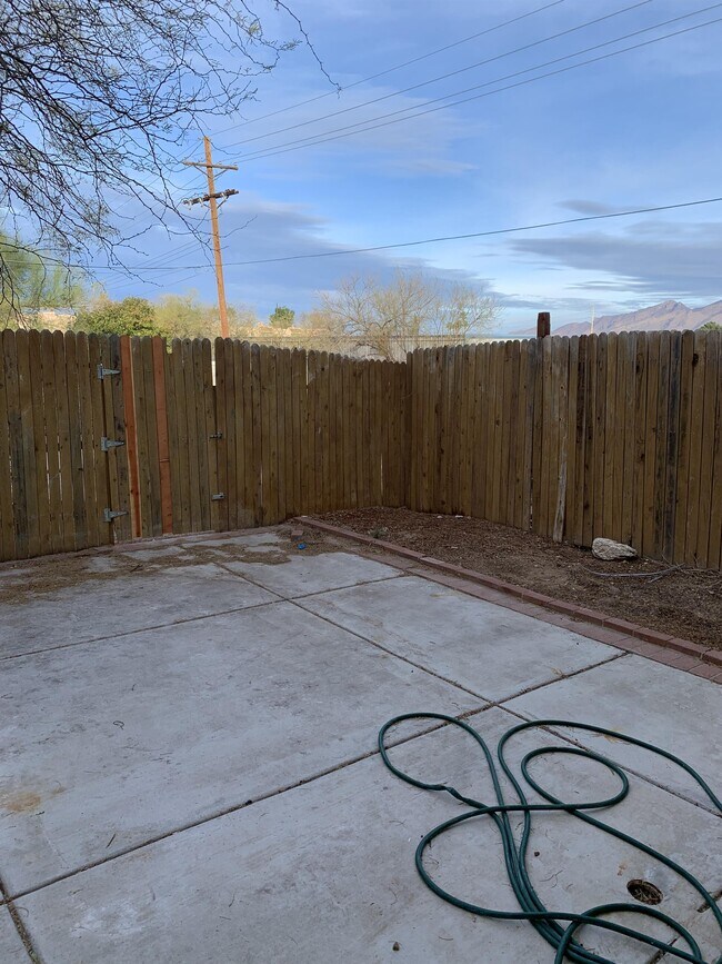 Building Photo - 953 N Camino Seco