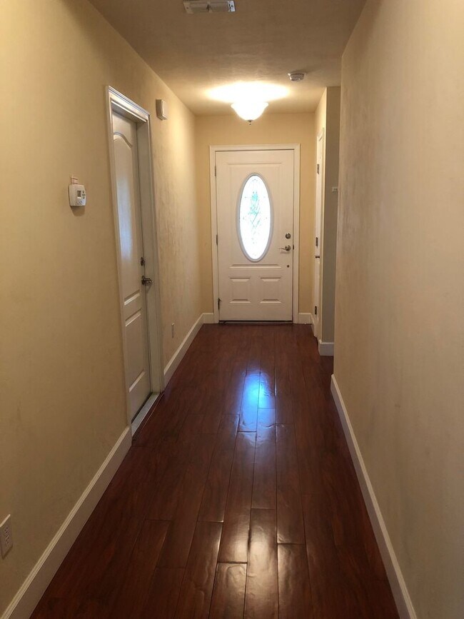 Building Photo - Updated 3bed/2bath home just minutes from ...
