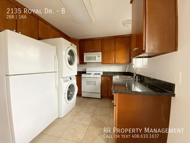 Foto del edificio - 2135 Royal Dr