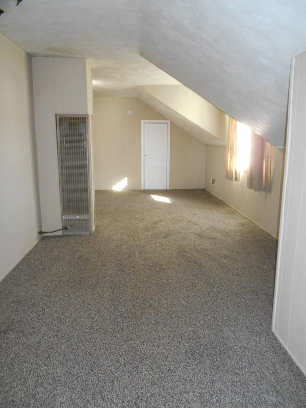 Living Room - 520 1/2 S Bailey Ave
