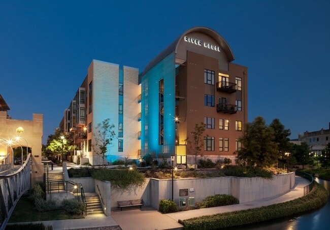 Building Photo - River House