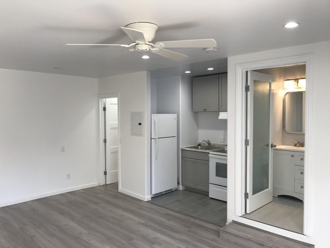 Estudio - 12418 Oxnard St