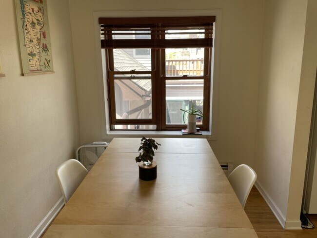 Foto del edificio - Fabulous location, unique Two Bedroom with updates! (Pearl)