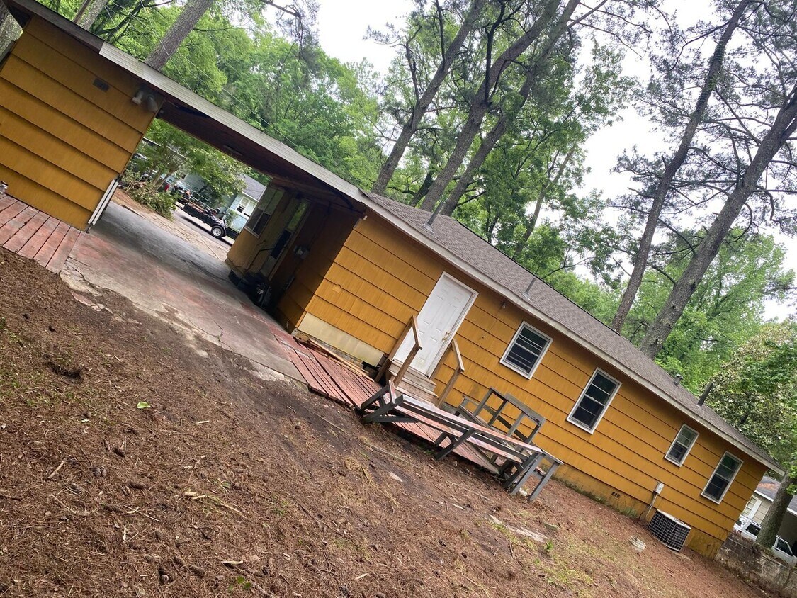 Foto del edificio - 1124 Cardwell Ln