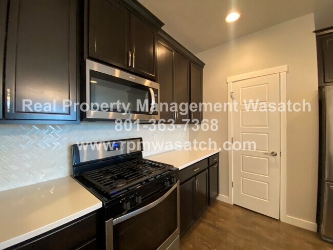 Foto del edificio - Beautiful 3 Bed, 4 Bath Townhome with 2-ca...