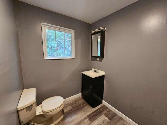 Foto del edificio - Spacious 5 bedroom 1.5 bathrooms for rent in Hays!