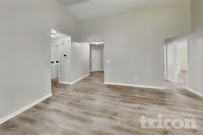 Foto del edificio - 636 Weeping Way Ln