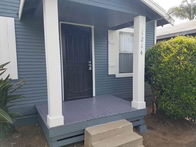 Building Photo - Walk to Beach, W/D, Shared Yard, Parking, ...