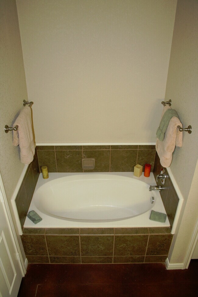 Foto del edificio - Salem Way Luxury Townhomes