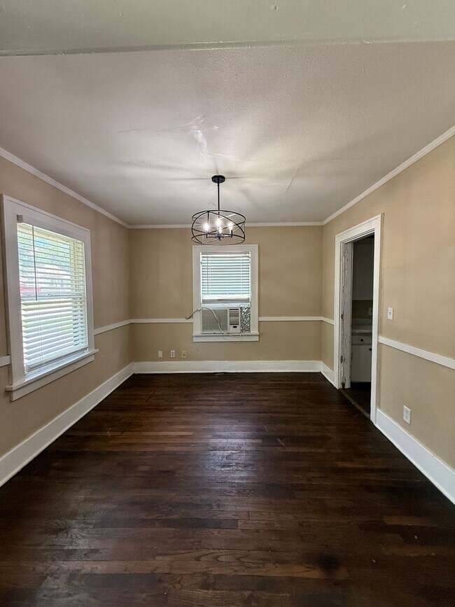 Foto del edificio - New paint/ hardwood floors 3BD 1 BA
