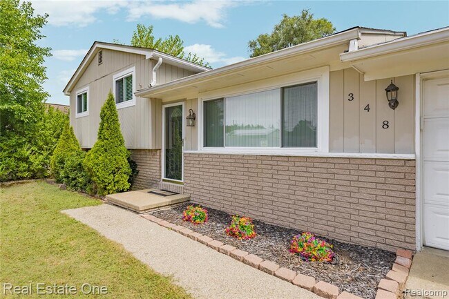 Building Photo - 348 Decca Dr