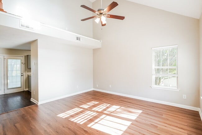 Building Photo - 404 Barking Dr