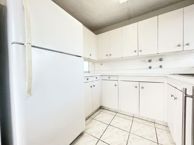 Photo - Versatile Waikiki 2-Bedroom, 2-Bath Condo with 1 Parking