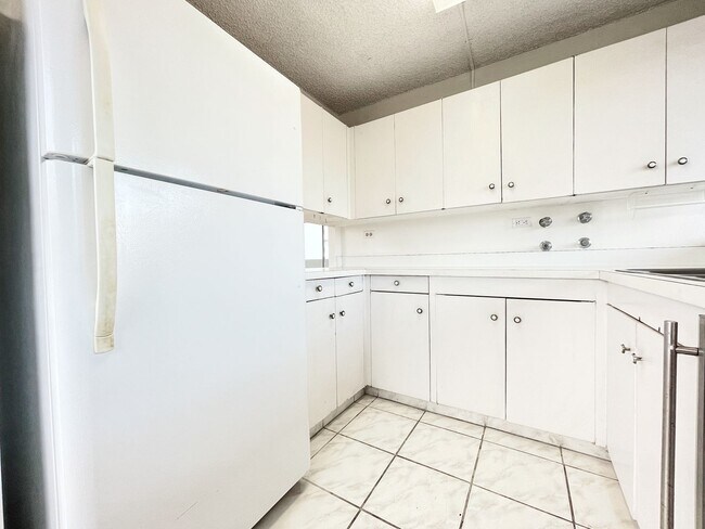 Foto del edificio - Versatile Waikiki 2-Bedroom, 2-Bath Condo with 1 Parking