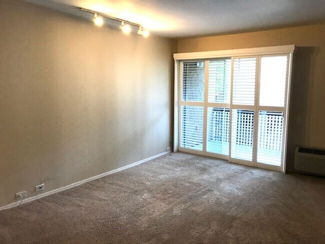 Foto del edificio - Updated 2 bedroom condo-downtown Walnut Cr...