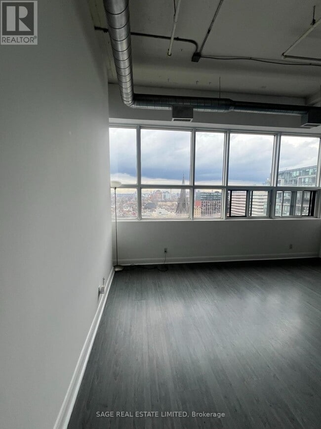 Building Photo - 700 King St W
