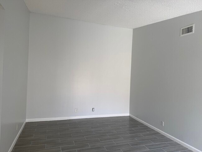 Foto del edificio - 1501 Waterview Cir