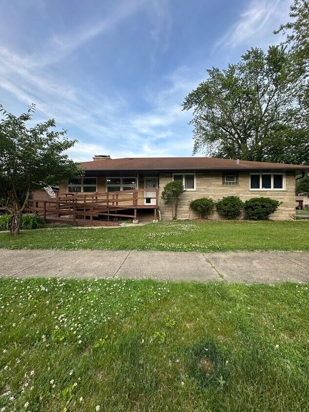 Foto principal - 14247 S Marquette Ave