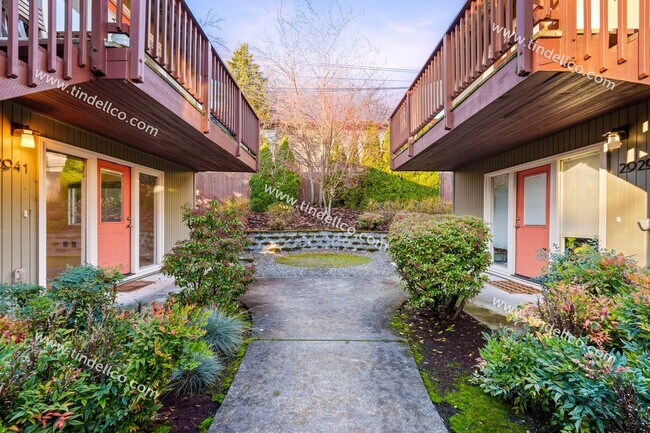 Foto del edificio - Cozy Multnomah Village Condo- Water, Sewer and Garbage included!