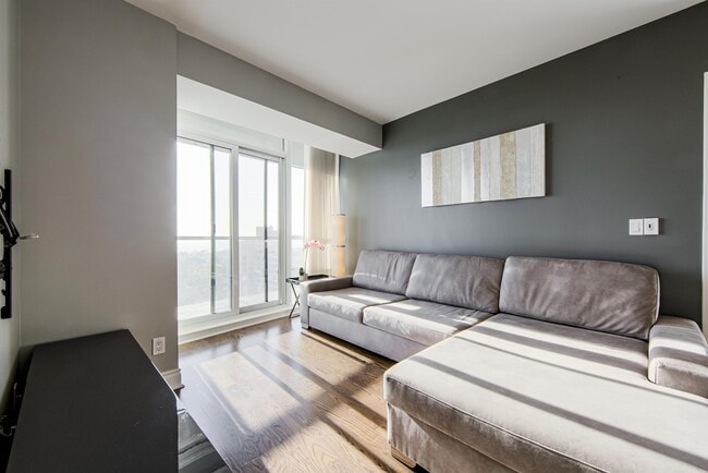 Photo du bâtiment - 2240-2240 Lake Shore Blvd W