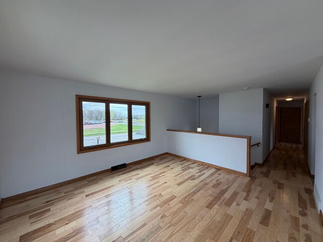 Foto del edificio - 5 Bed 2 Bath Single Family Home in Marshfield