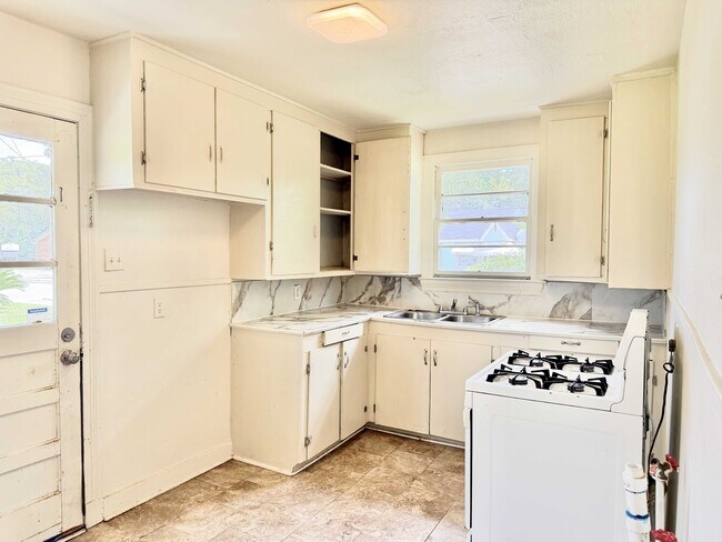 Building Photo - 867 N 39th St