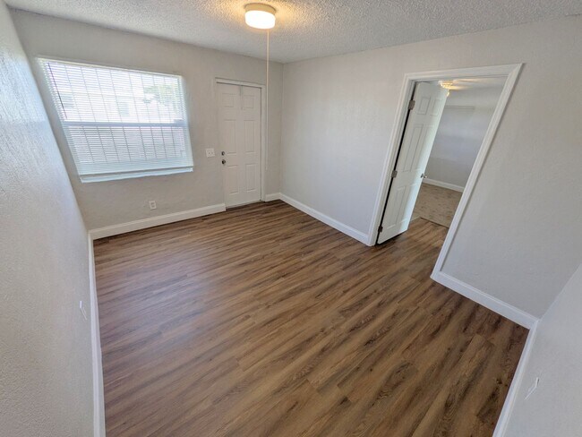 Photo - 506-512 Northwood Road Apartment