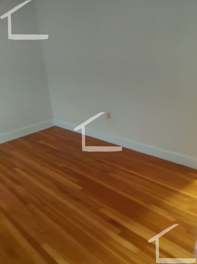 Building Photo - Nicely renovated 2 bed 2 bath unit near the C Line in Brookline!