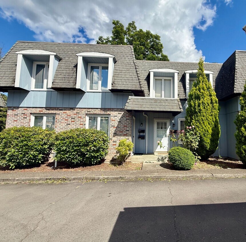 Building Photo - Cozy 2-Story Townhome In Beaverton | 2 BD | 1.5 BA | Back Deck Overlooking a Scenic Creek | W/S/T...
