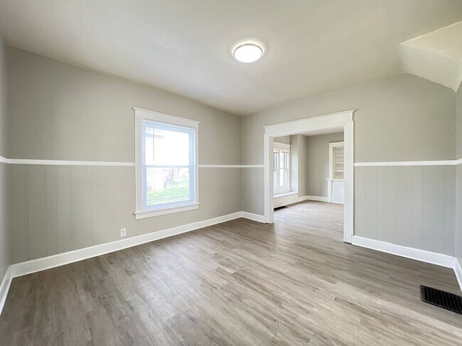 Building Photo - Charming Single-Family Home on Clark **Mov...
