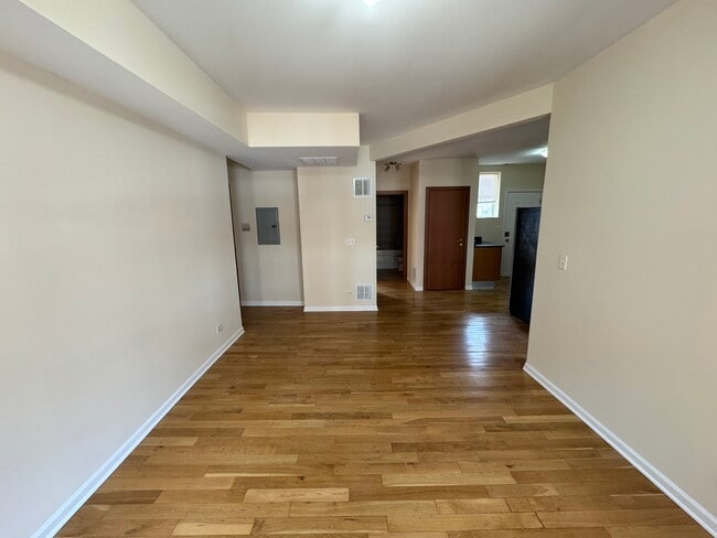 Building Photo - 6417 N Greenview Ave
