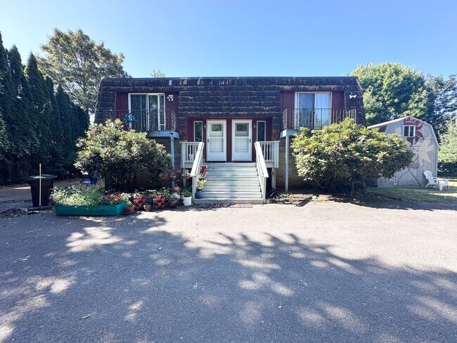 Foto del edificio - 2 Bed 1 Bath Duplex near Gresham Station!