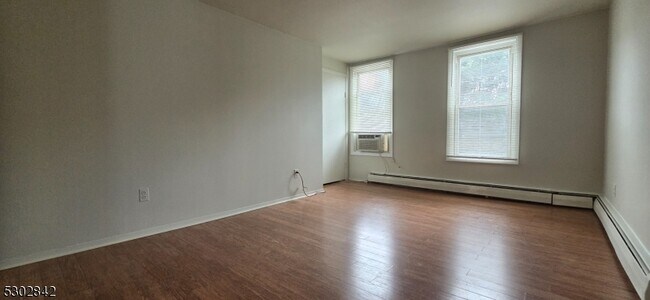Foto del edificio - 28 Cedarhurst Ave