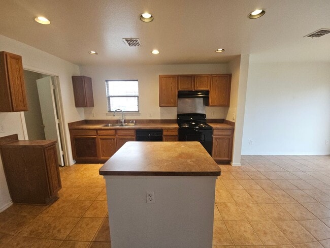 Foto del edificio - Beautiful 2 Story in Bedford Off Forest Ridge