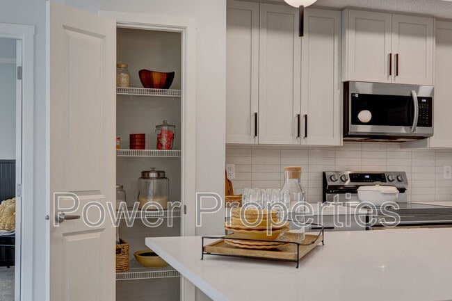 Building Photo - 550-2550 Belmont Heath SW