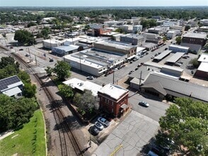 Building Photo - 214 S Austin St
