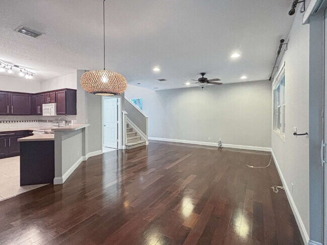 Foto del edificio - Spacious 3BR Townhome in Gated Villa Palma | Garage | Community Pool